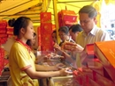 Doanh nghiệp bánh Trung Thu “bung hàng” hút khách