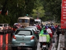 [Photo] Người dân Thủ đô đội mưa đi làm trong ngày đầu tuần