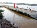 Cầu phao sông Đuống lại bị đâm vỡ làm hai đoạn