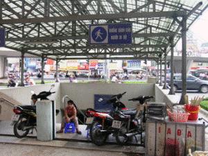 Hầm đường bộ ở Hà Nội rơi vào cảnh... chợ chiều