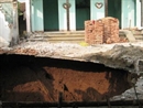 Nhồi ximăng ở "hố tử thần" rộng 30 mét tại Hà Nội