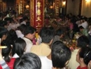 Người Hà Nội tấp nập lễ chùa cầu may đầu năm 